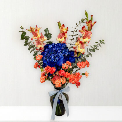 RAMO ROSAS AZULES Y CLAVELES NARANJAS