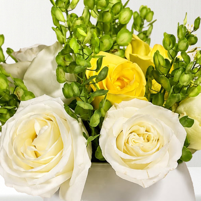 MACETA BLANCA CON ROSAS BLANCAS Y AMARILLAS - Image 2
